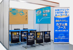 プレミアム5点セット。ロールアップバナースタンド850、吊り下げタペストリー2セット(正面・側面)、テーブルクロス、チェアカバー6枚セット