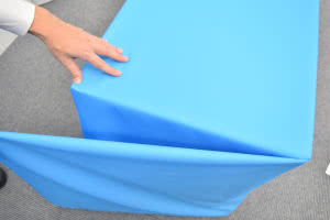 サイドに出たたるみ部分を左のように折りたたみます