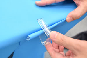 3.で折りたたんだ部分を裏側へ回し、クリップで固定します