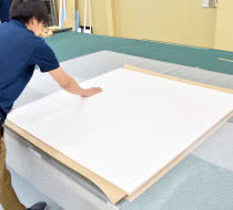 折れやへこみがないように細心の注意を払いながら梱包します。