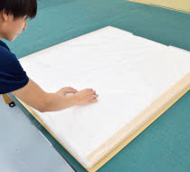 緩衝材で包みます。