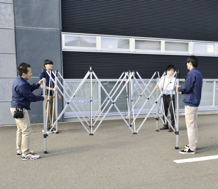 ②フレームを左右に広げる